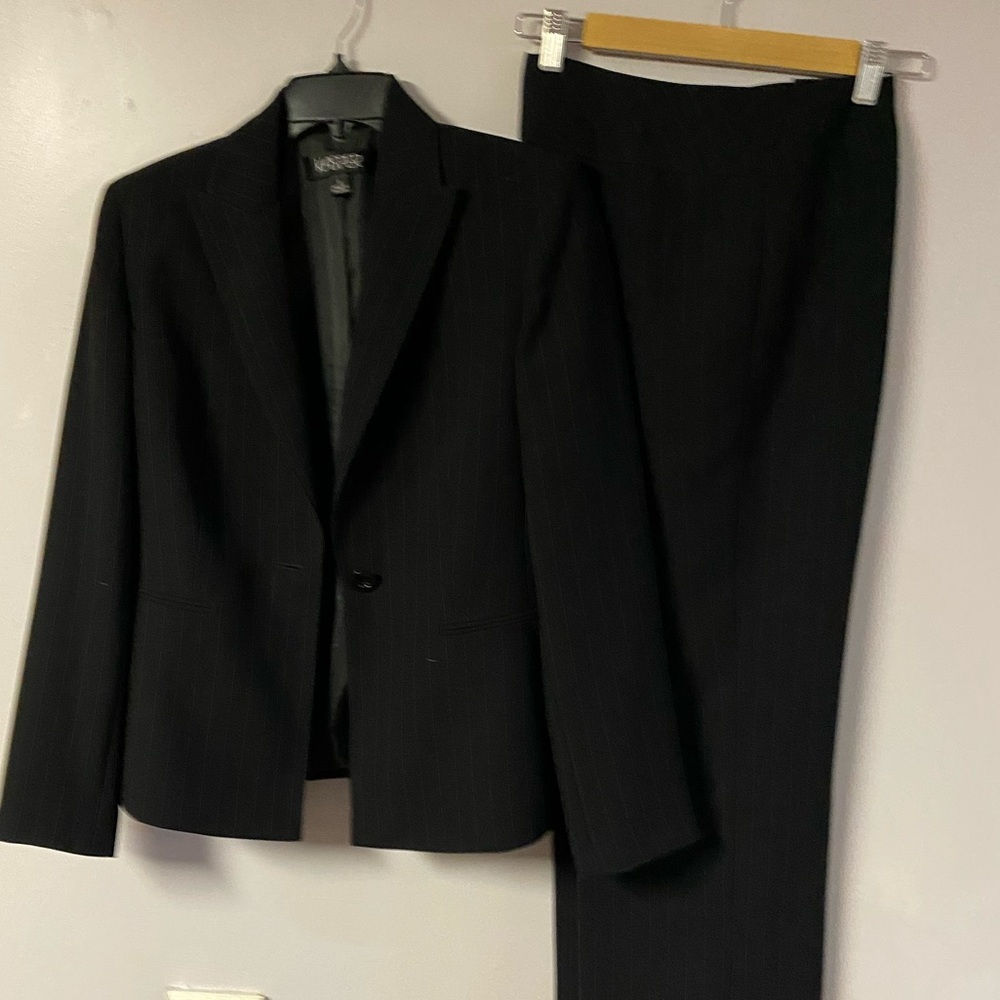 Woman’s Kasper black pin striped pants suite sz 8